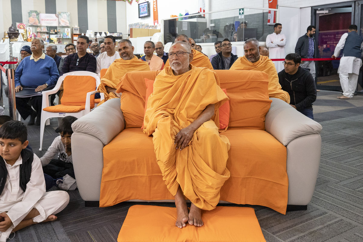 Pujya Kothari Swami, sadhus and devotees during the assembly