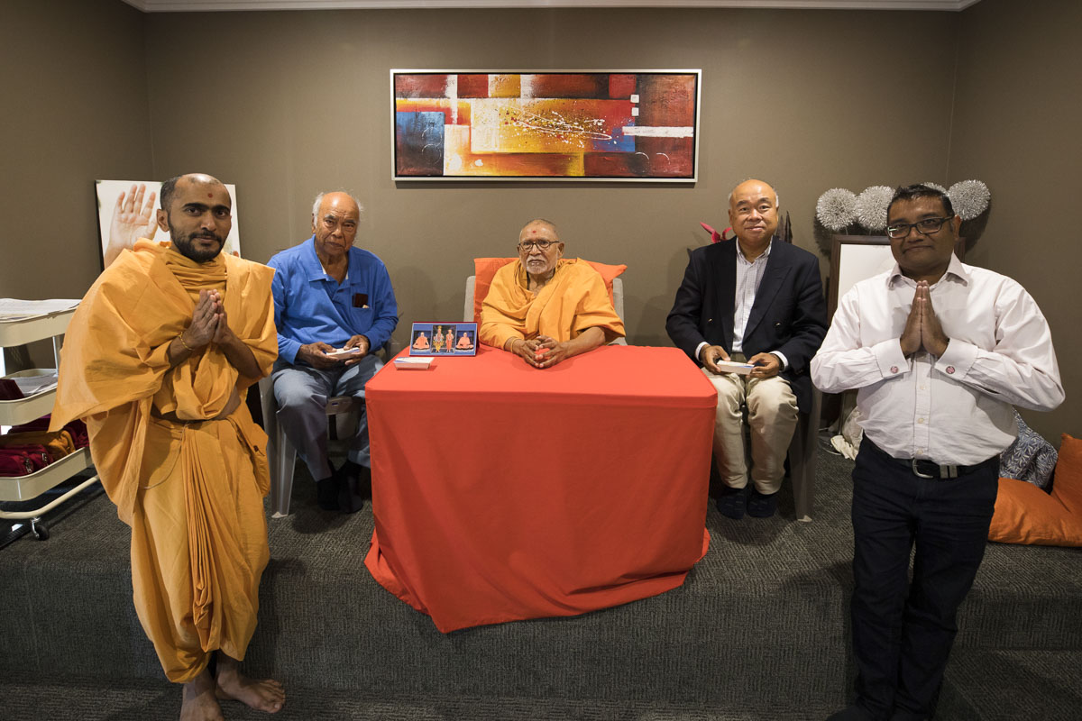 Invited guests with Pujya Kothari Swami