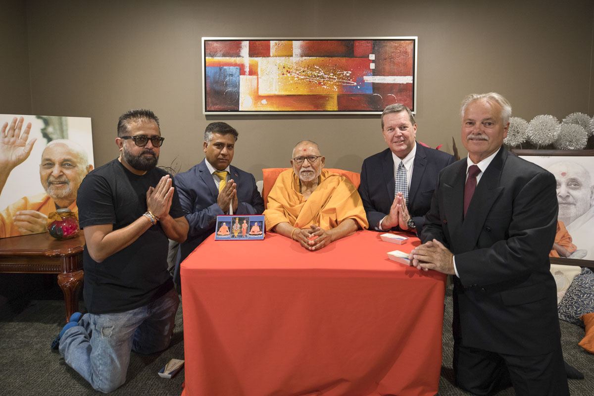 Invited guests with Pujya Kothari Swami