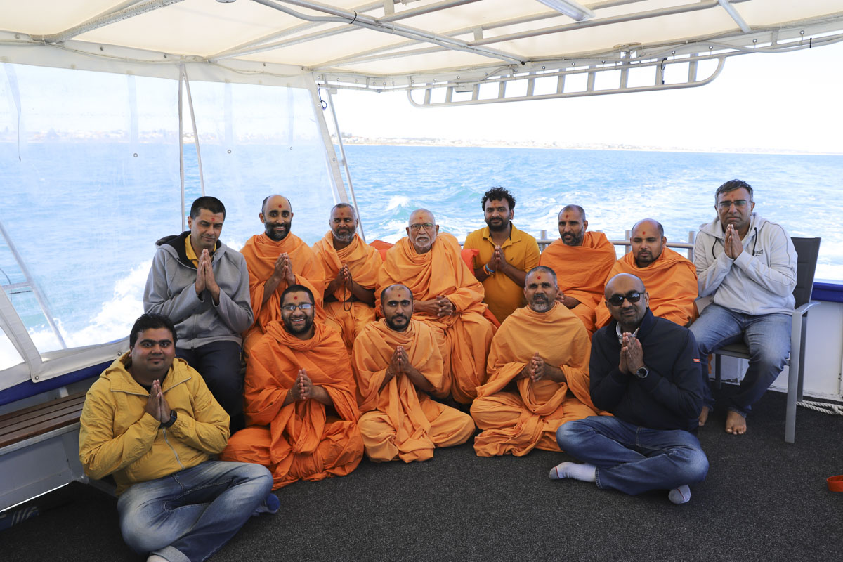 Sadhus and devotees with Pujya Kothari Swami