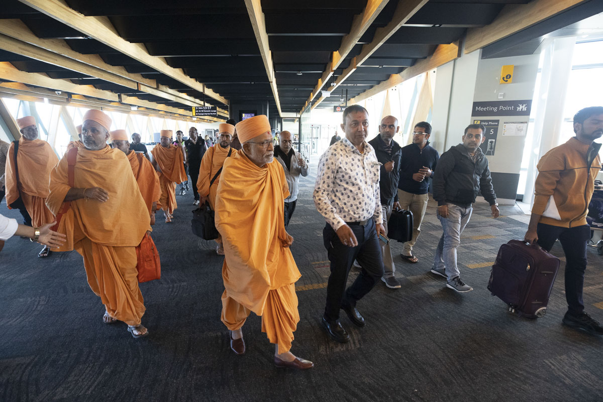Devotees welcome Pujya Bhaktipriya Swami (Pujya Kothari Swami) at the Airport, Wellington