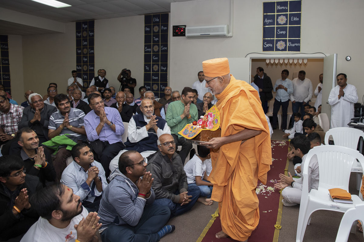 Pujya Kothari Swami arrives at BAPS Shri Swaminarayan Mandir, Wellington