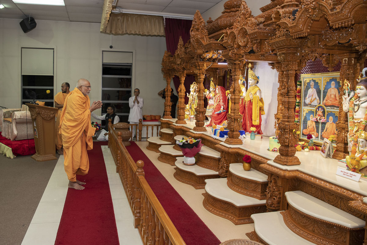 Pujya Kothari Swami doing darshan of Thakorji