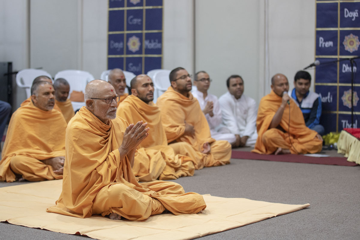 Pujya Kothari Swami, sadhus and devotees during the assembly
