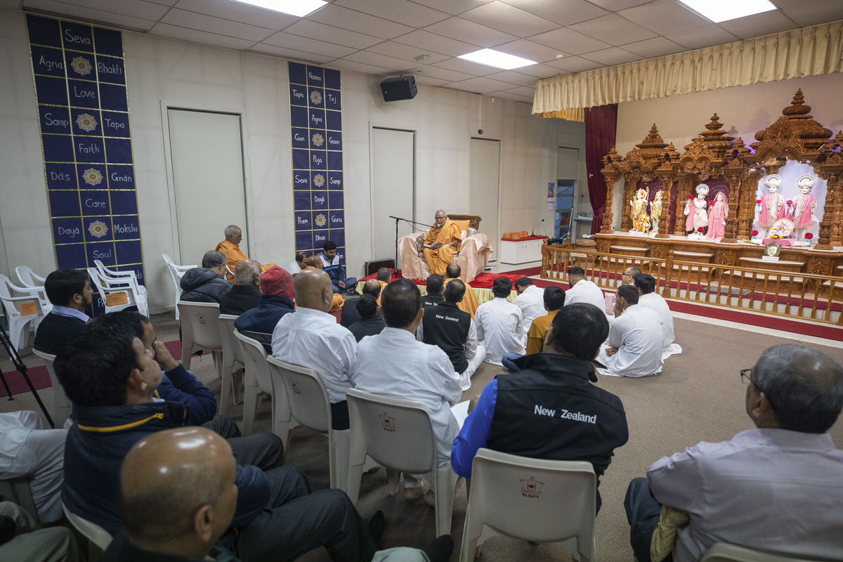 Pujya Kothari Swami delivers a discourse