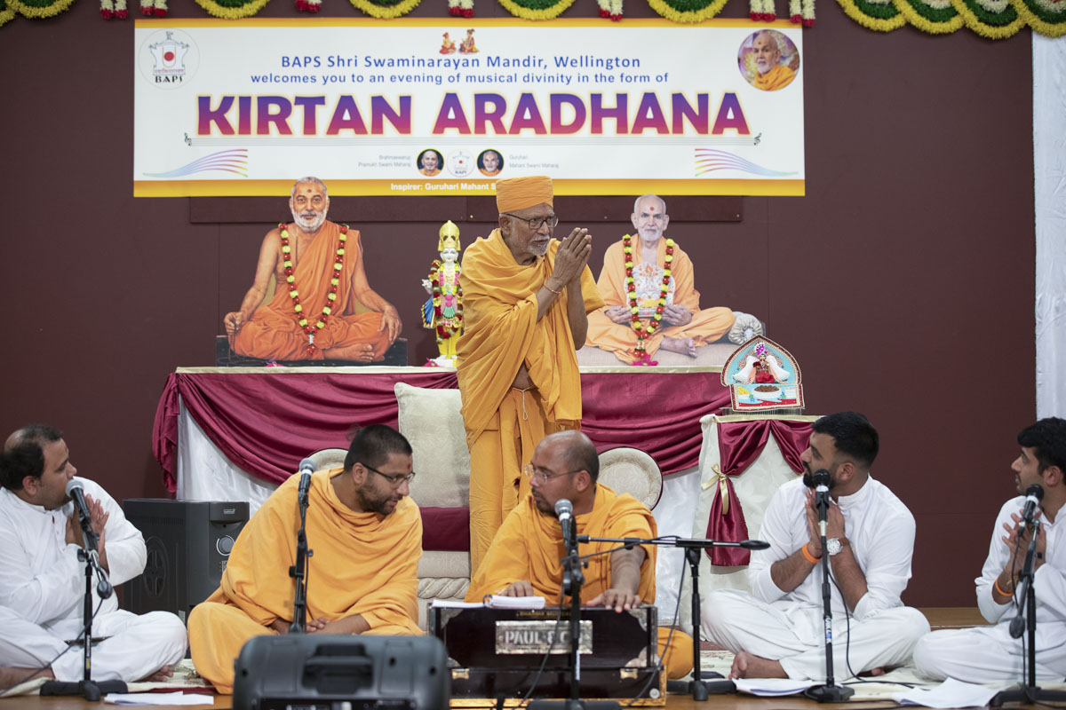 Pujya Kothari Swami greets all with 'Jai Swaminarayan'