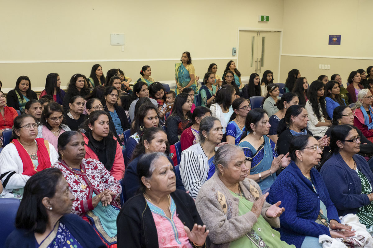 Devotees during the assembly