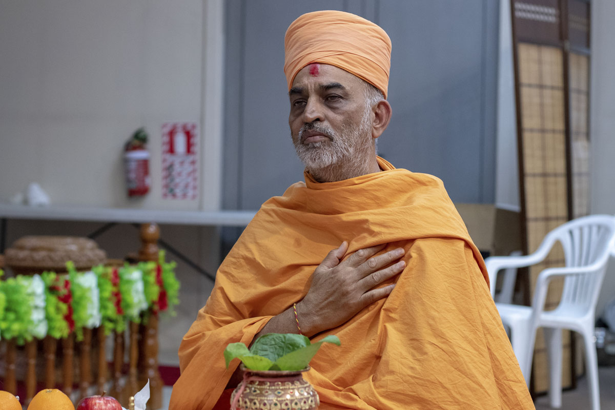 Chinmay Swami performs patotsav mahapuja rituals