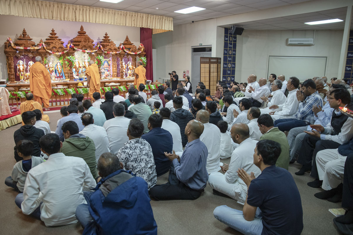 Devotees during the arti