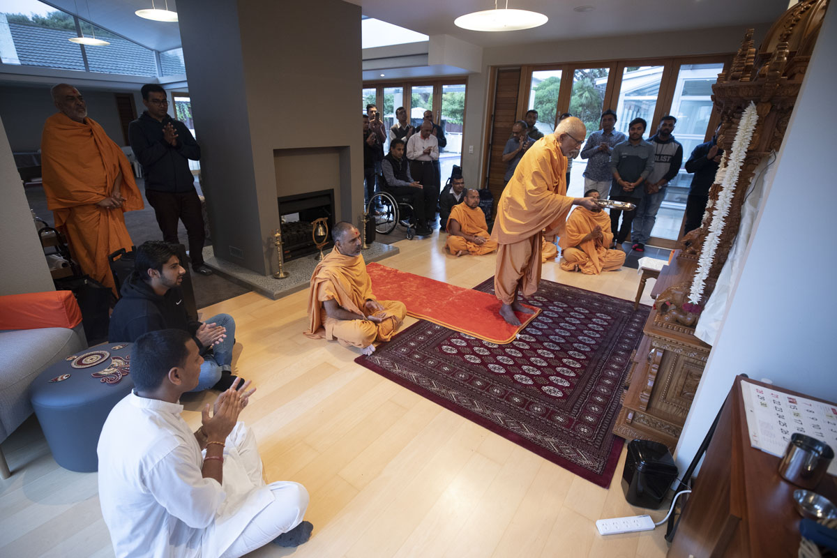 Pujya Kothari Swami performs the arti