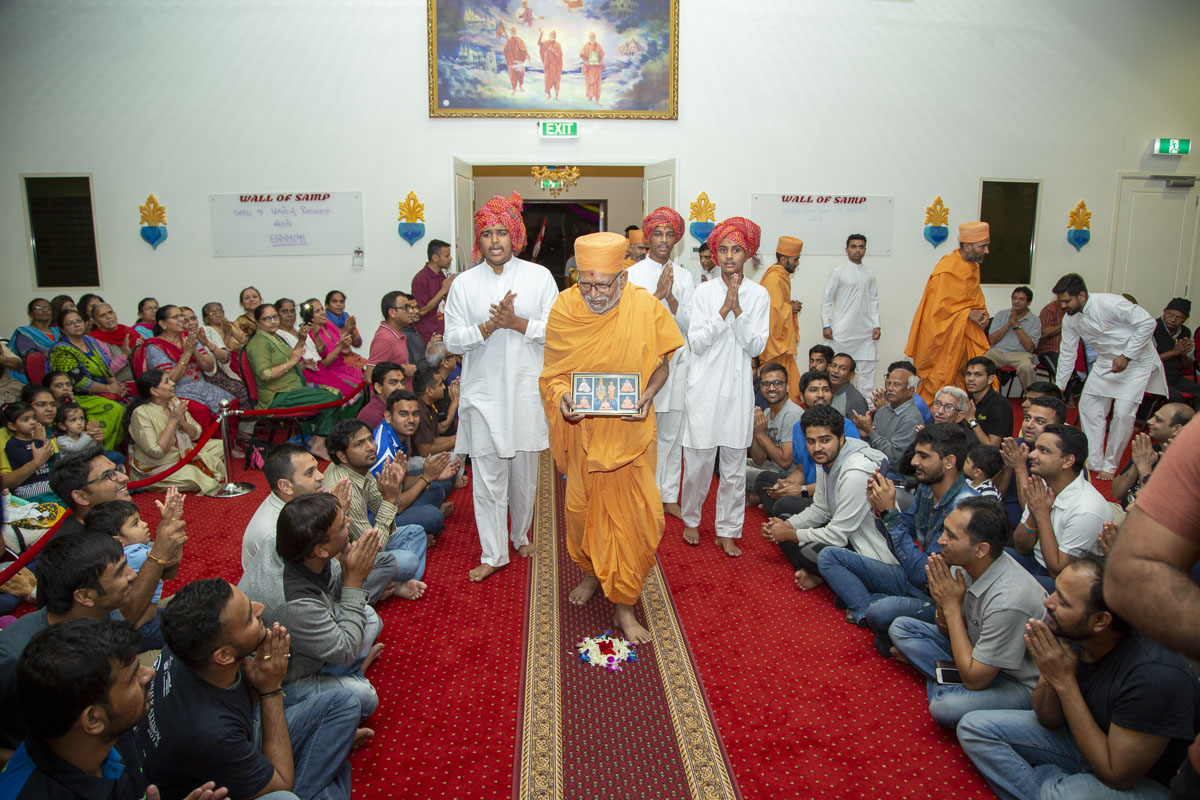 Pujya Kothari Swami arrives at BAPS Shri Swaminarayan Mandir, Melbourne