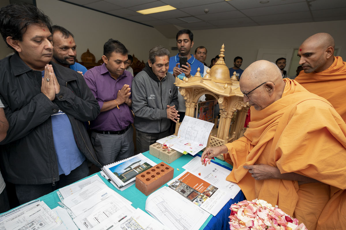 Pujya Kothari Swami sanctifies plans and a gharmandir
