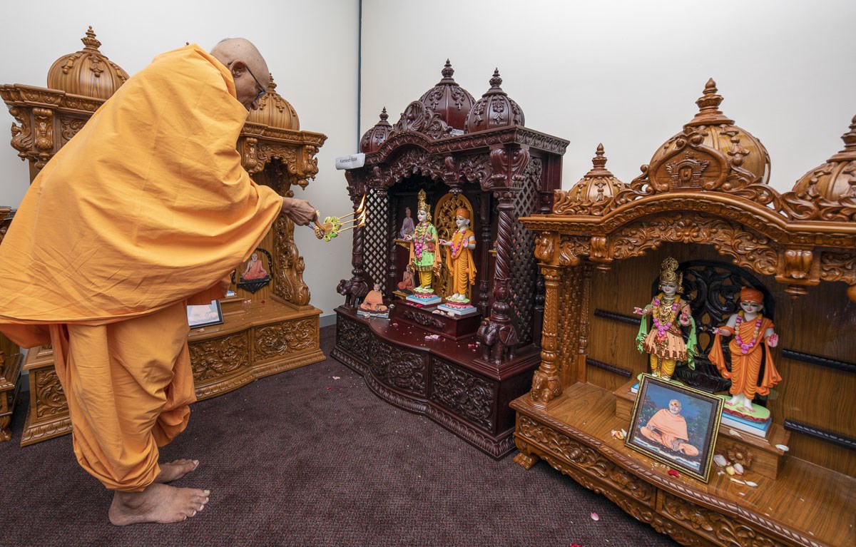 Pujya Kothari Swami performs the arti