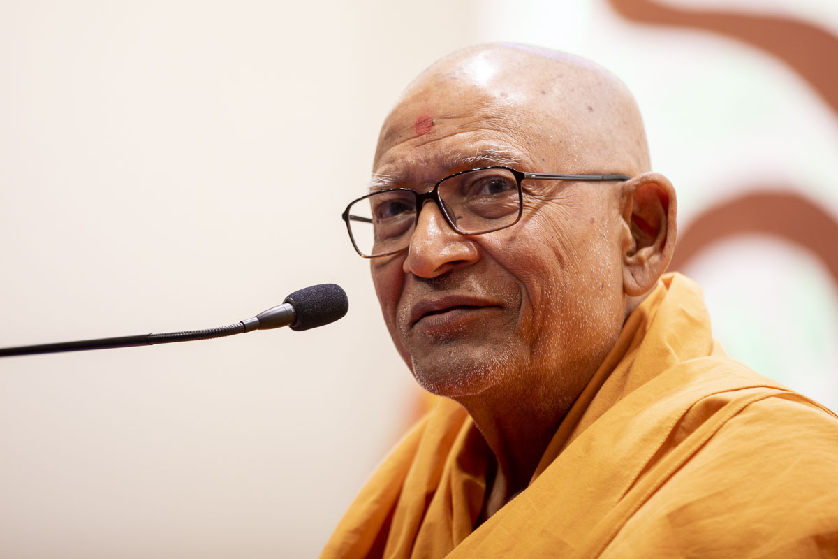 Pujya Kothari Swami delivers a discourse