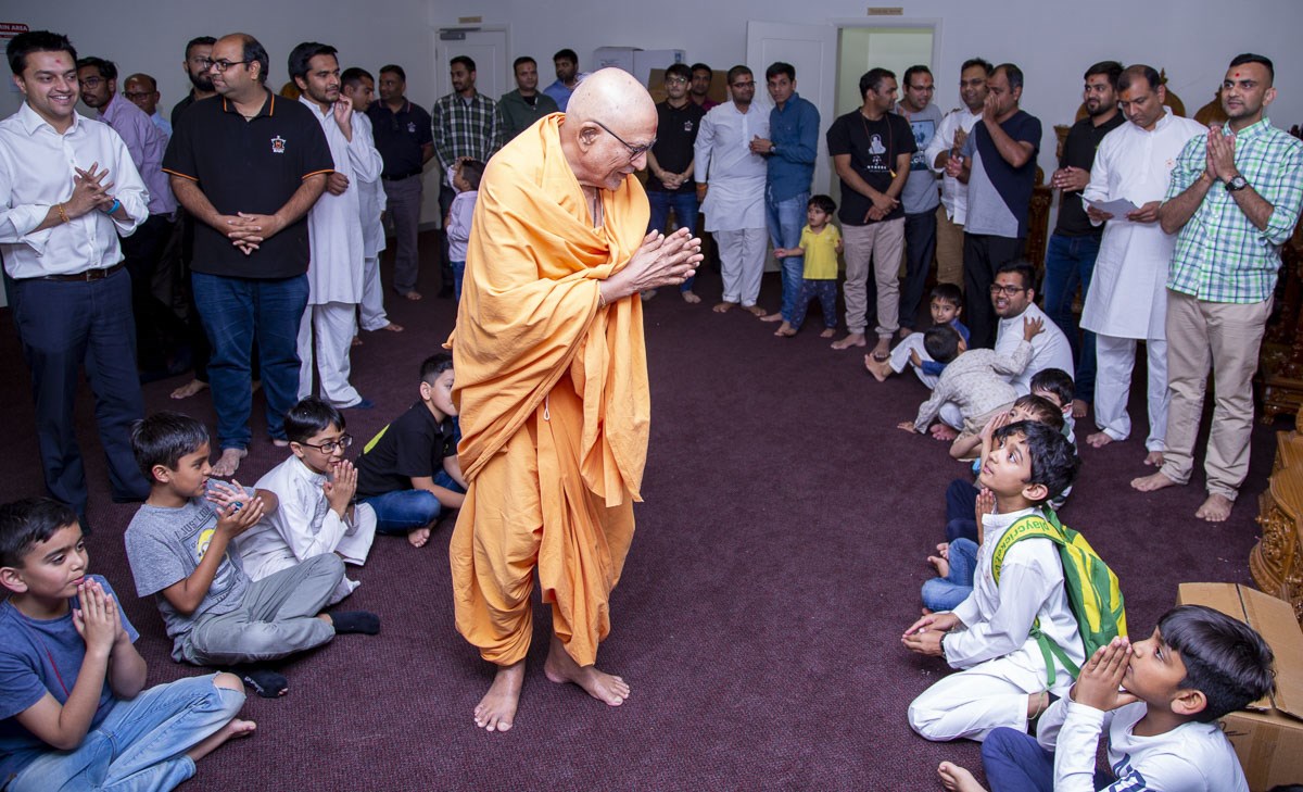 Pujya Kothari Swami greets children with 'Jai Swaminarayan'