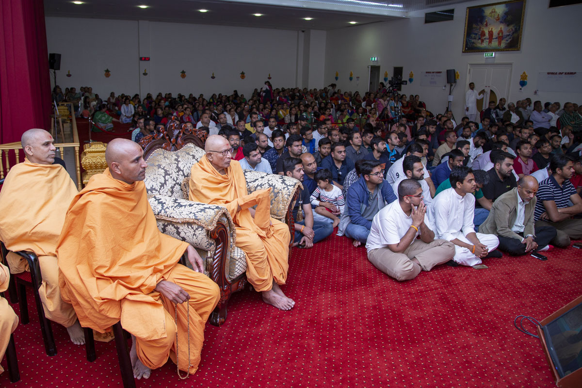 Pujya Kothari Swami, sadhus and devotees during the assembly