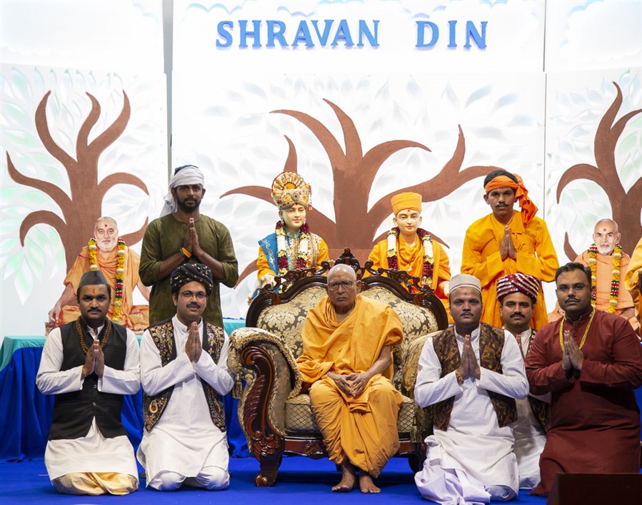 Youths with Pujya Kothari Swami
