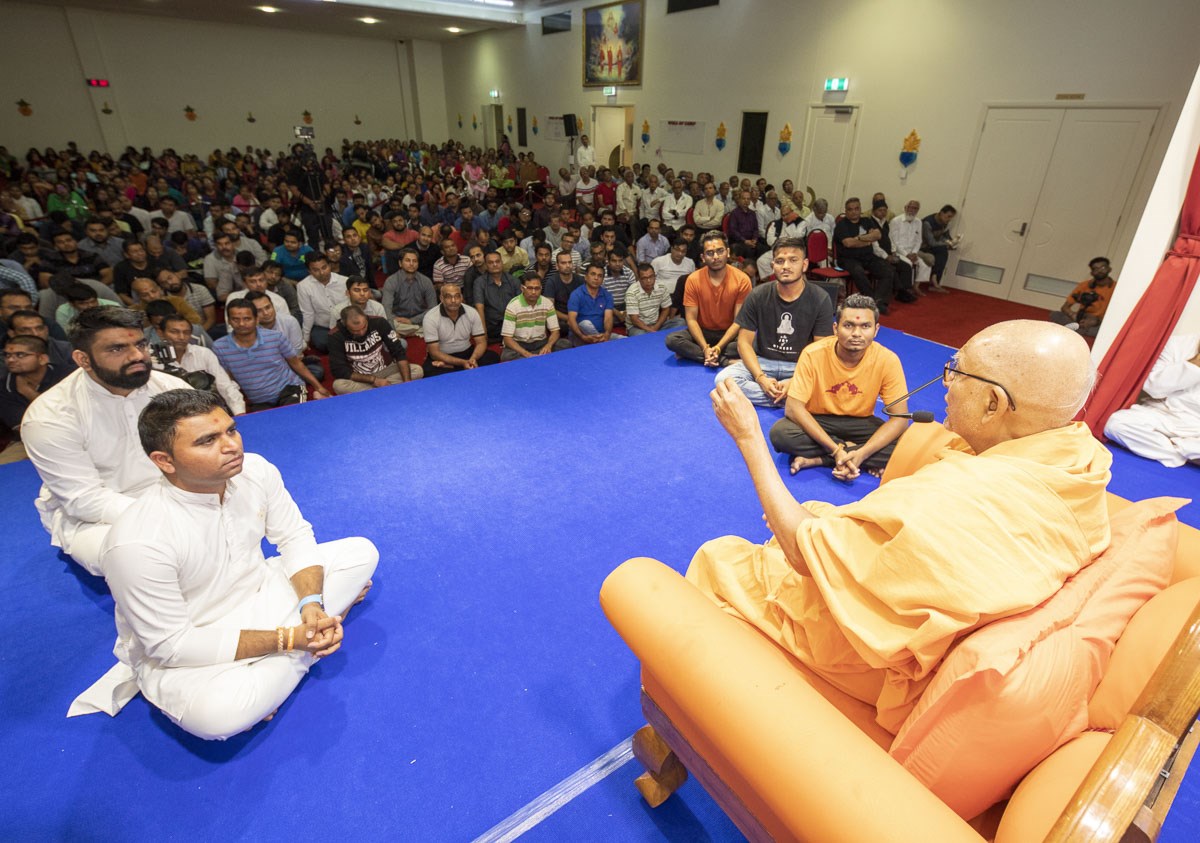 Pujya Kothari Swami delivers a discourse