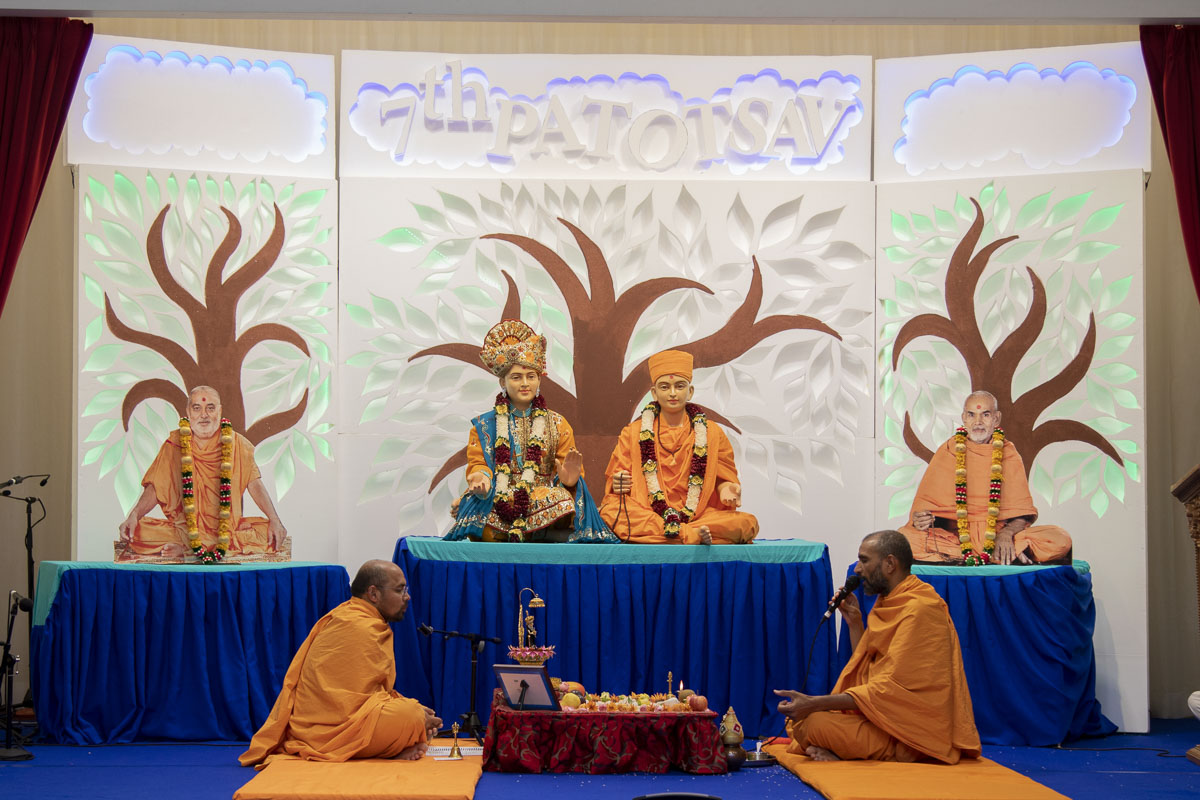 Sadhus perform patotsav mahapuja rituals
