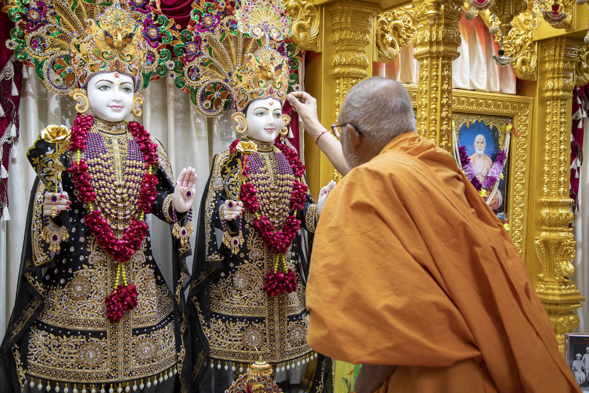 Pujya Kothari Swami performs pujan of murtis