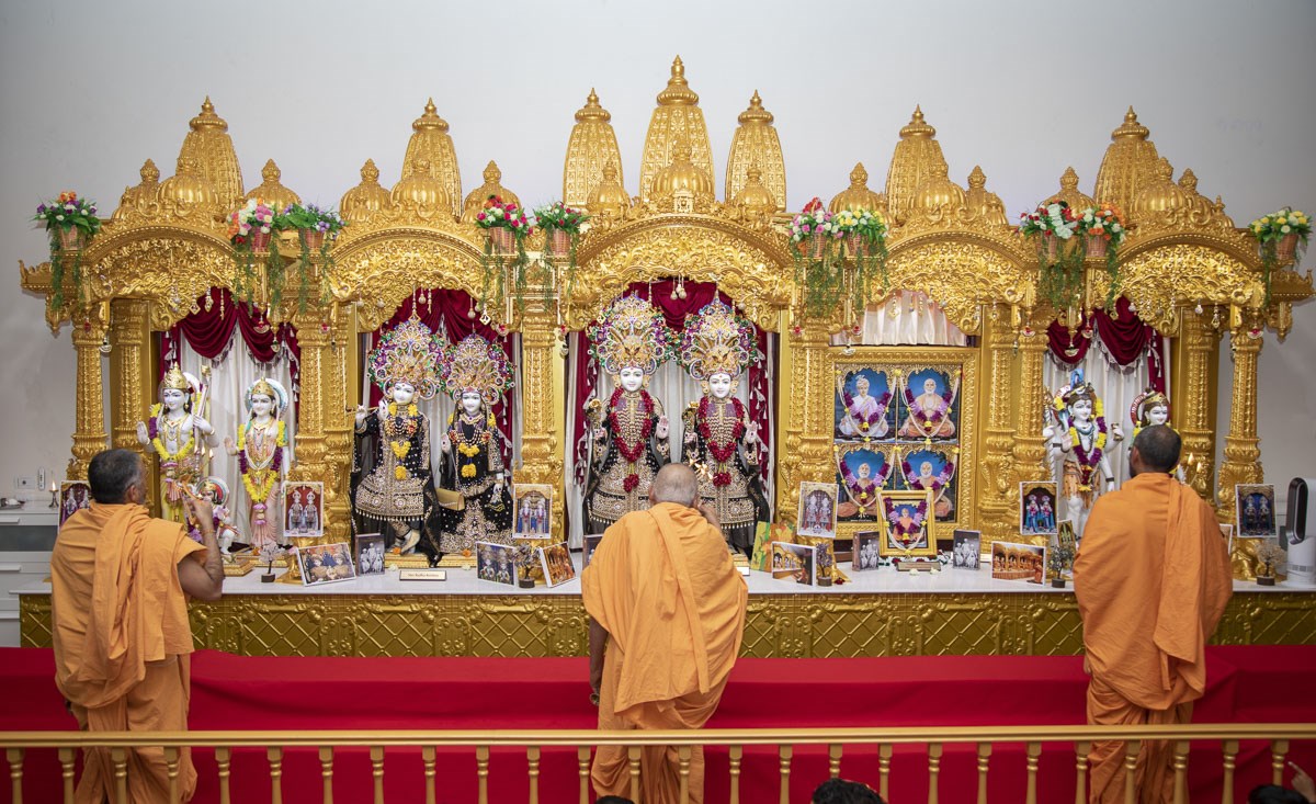 Pujya Kothari Swami and sadhus perform the patotsav arti