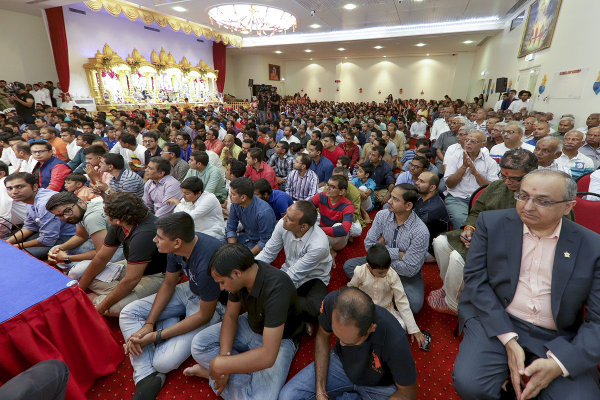 Devotees during the assembly