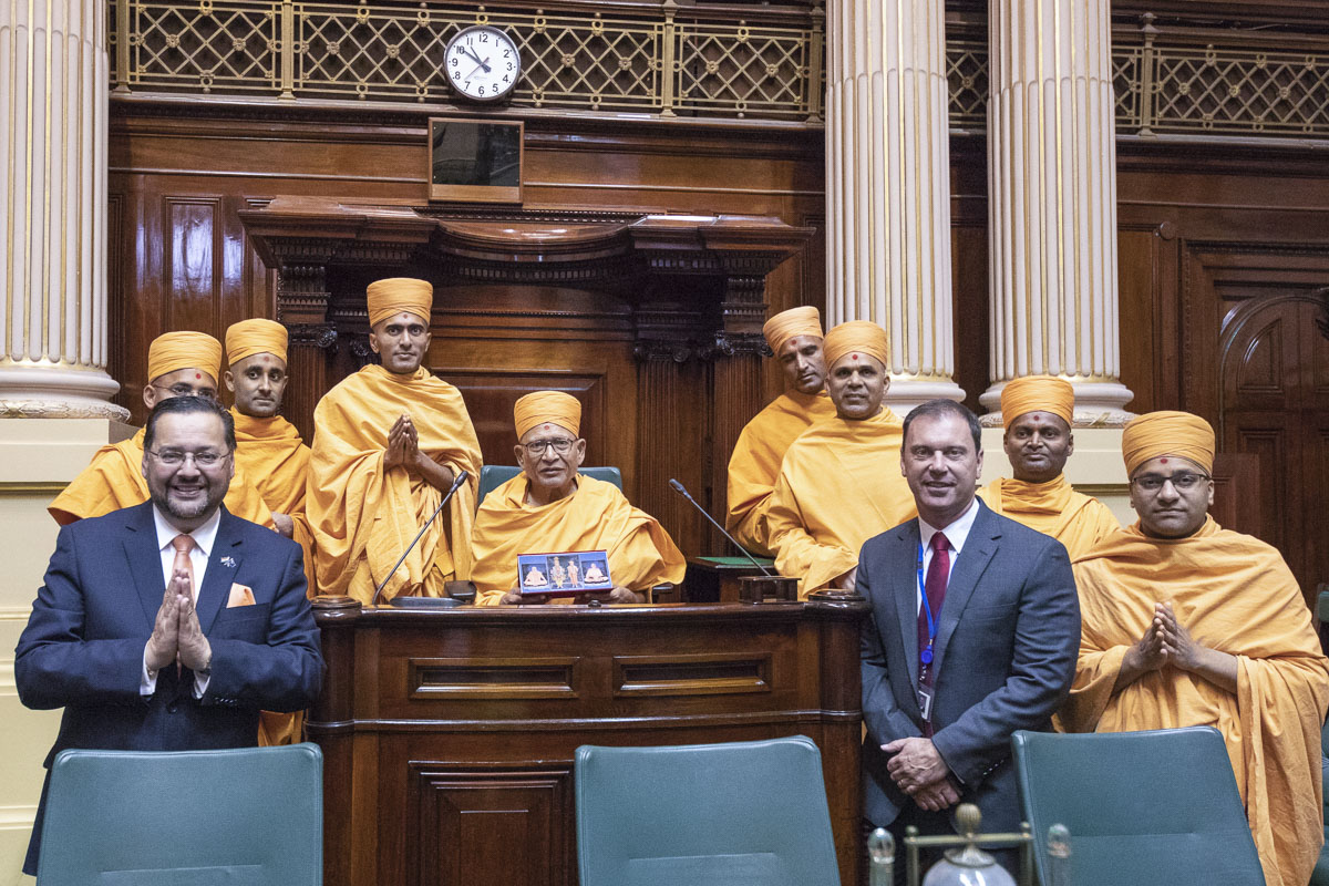 Pujya Kothari Swami and sadhus visit the Parliament of Victoria