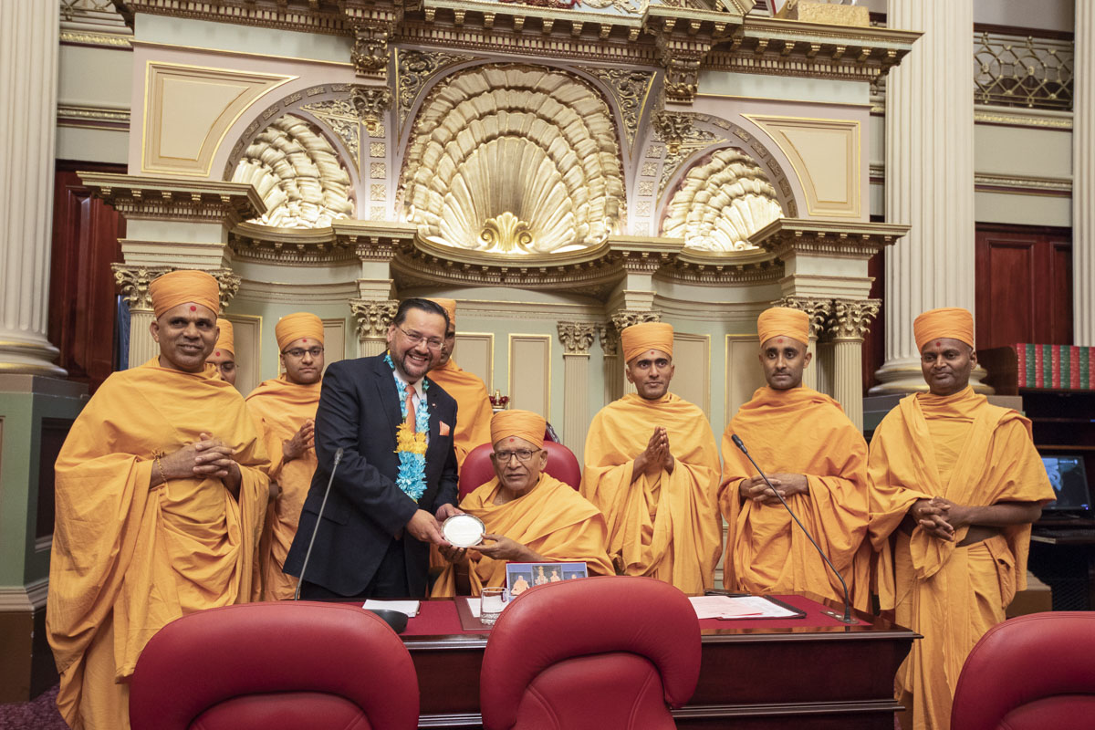 Pujya Kothari Swami and sadhus visit the Parliament of Victoria