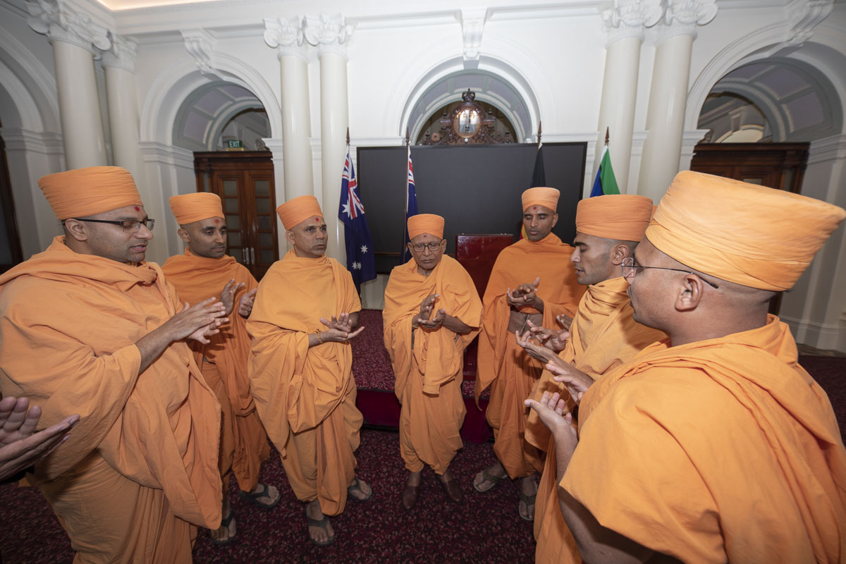 Pujya Kothari Swami and sadhus chant the Swaminarayan dhun in the Parliament of Victoria