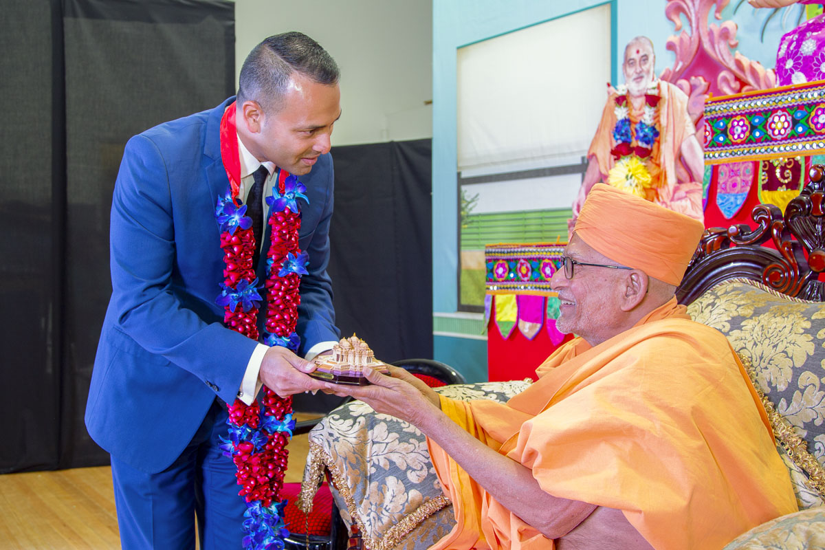 Pujya Kothari Swami presents a memento to an invited guest