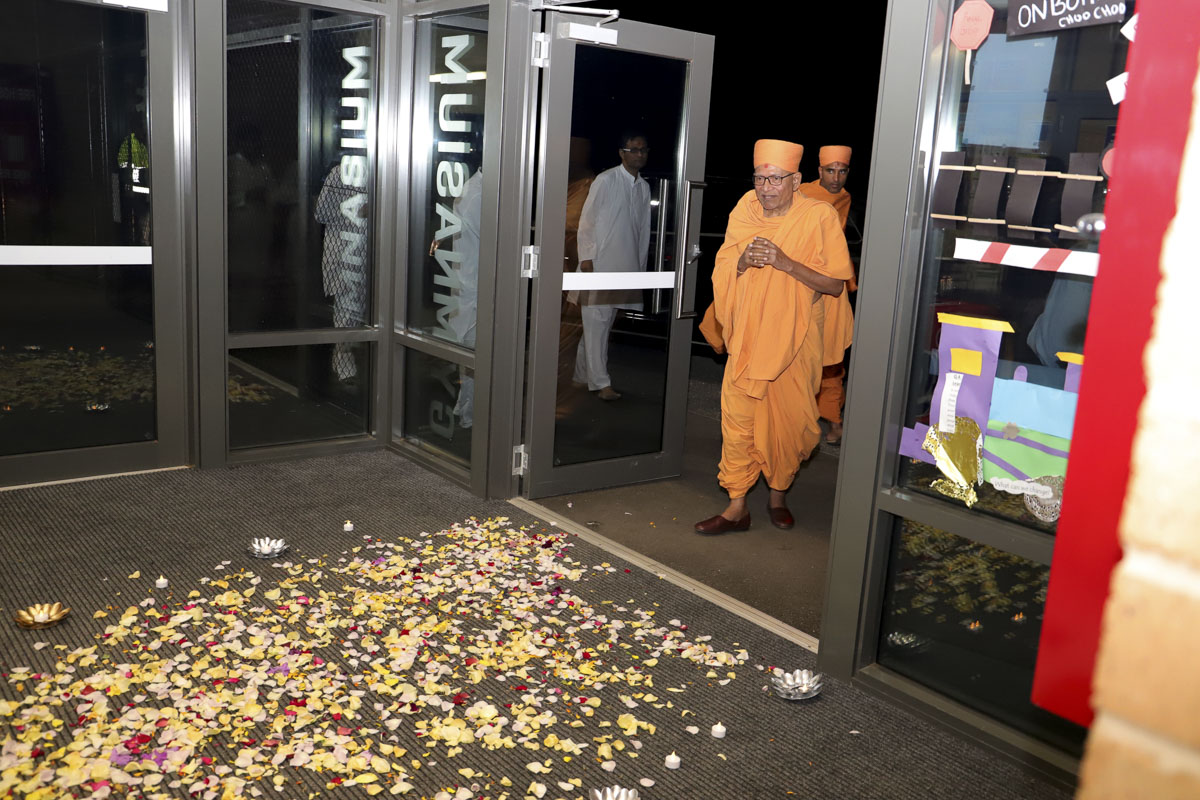 Pujya Kothari Swami arrives at Melbourne West