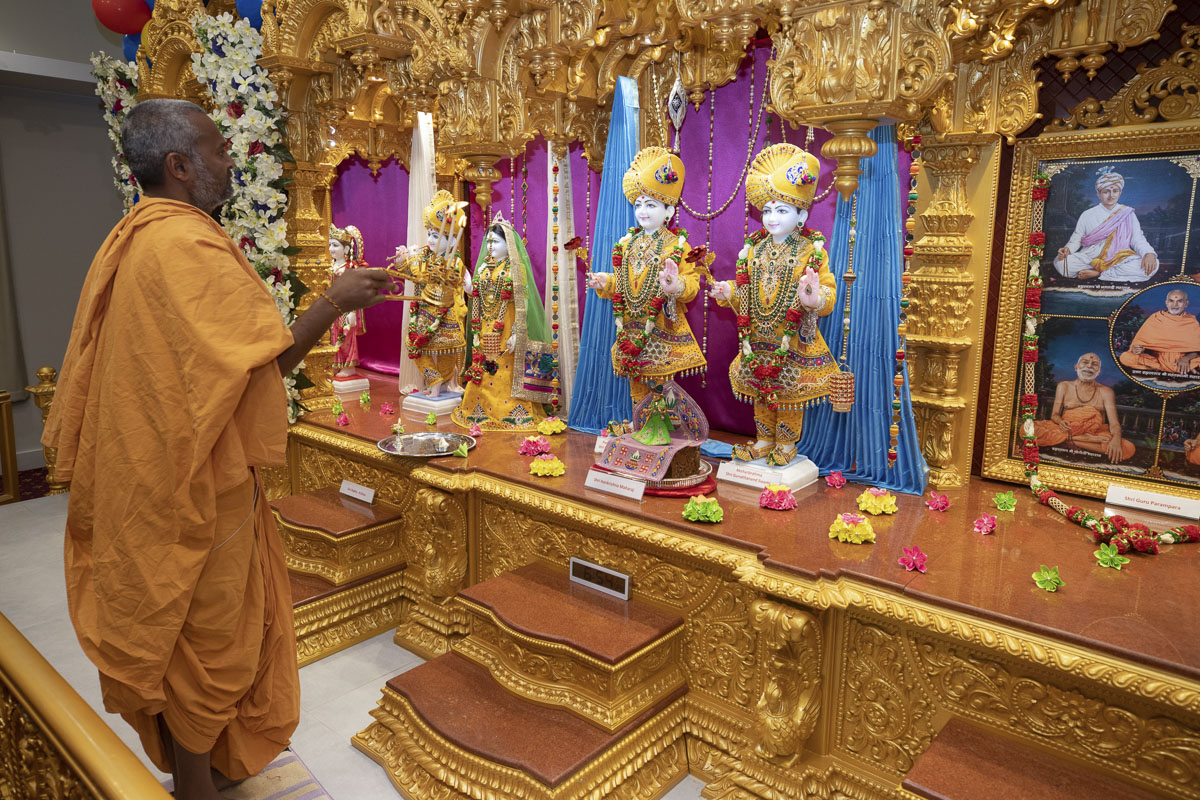 Akhandmangal Swami performs the arti