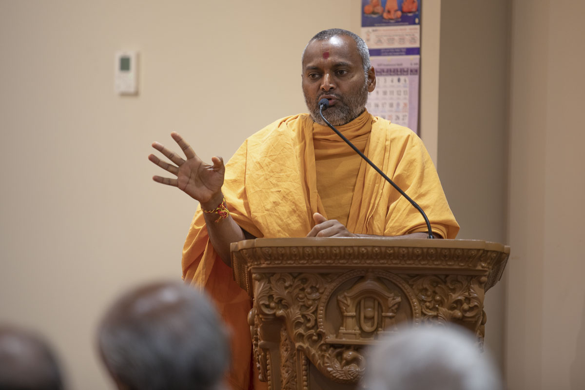 Akhandmangal Swami addresses the assembly