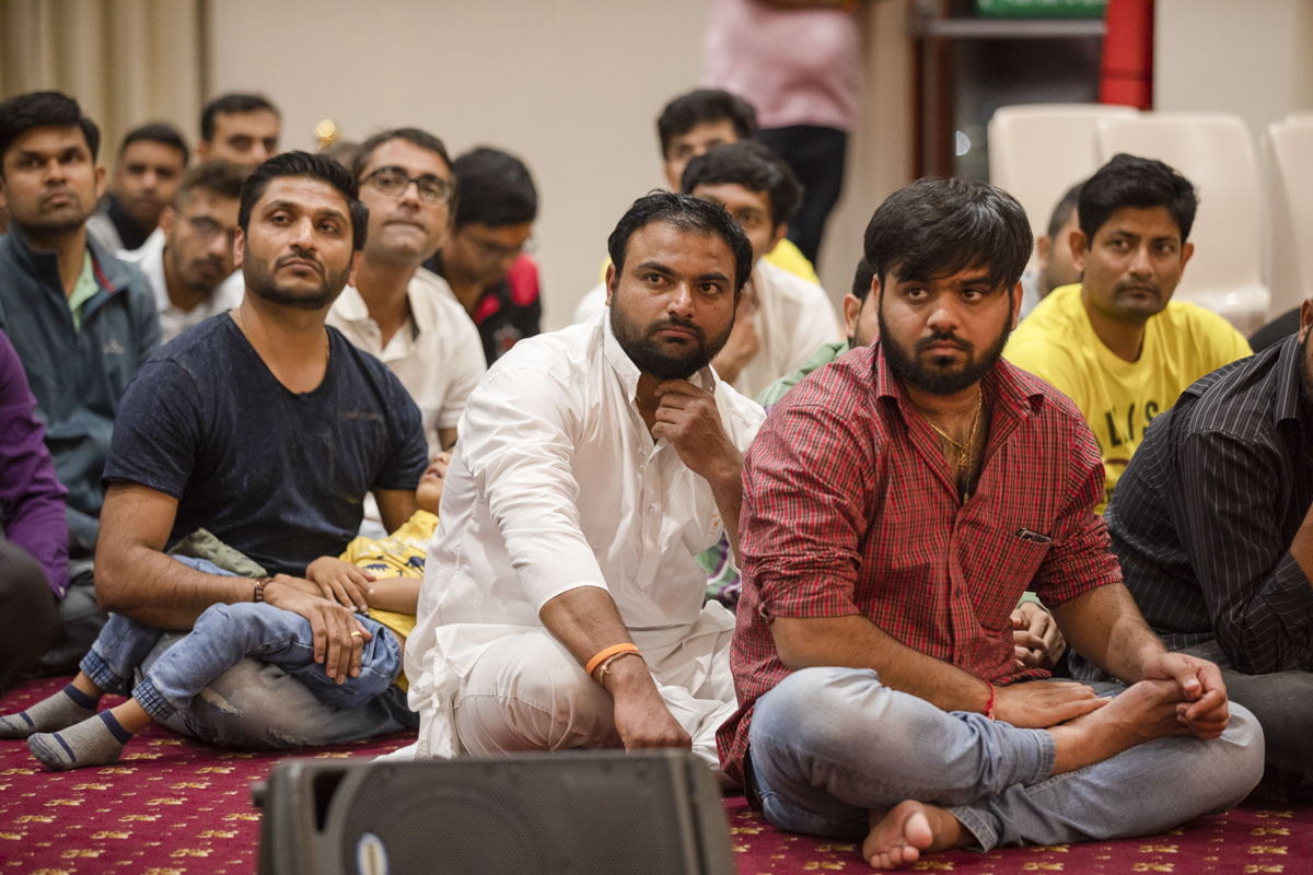 Devotees during the assembly