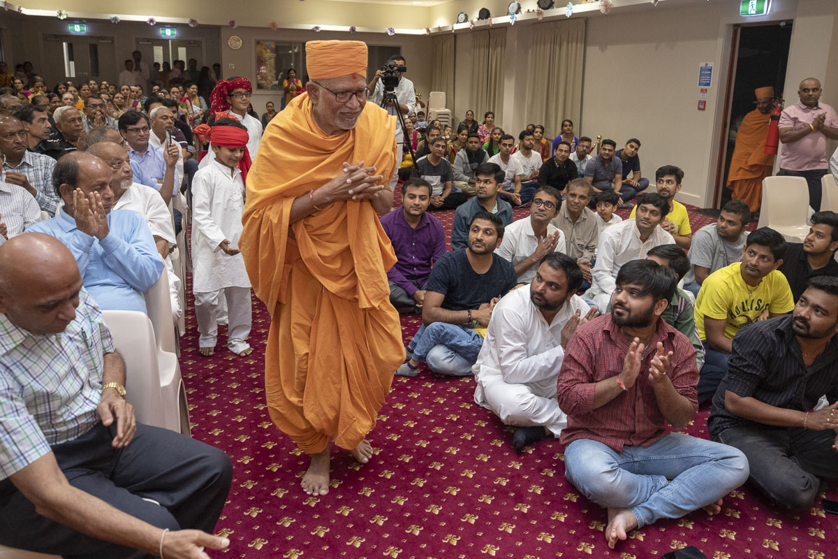 Pujya Bhaktipriya Swami (Pujya Kothari Swami) greets all with 'Jai Swaminarayan'