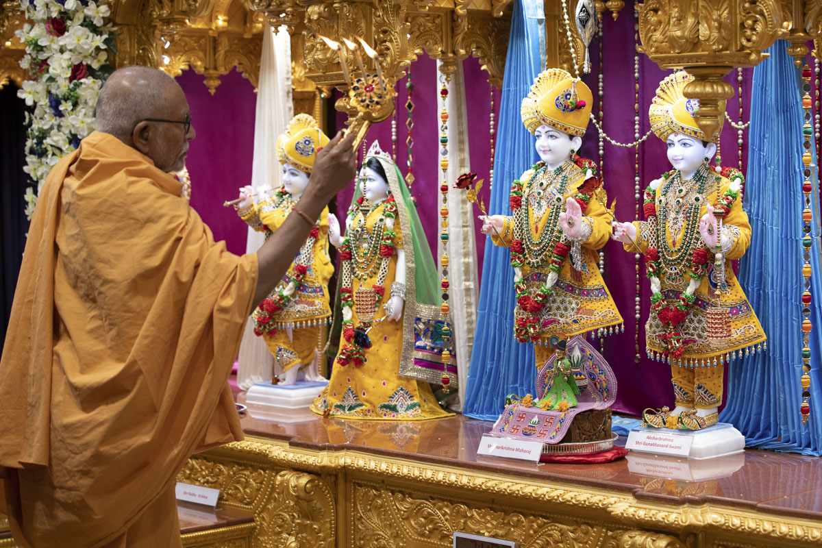 Pujya Kothari Swami performs the arti