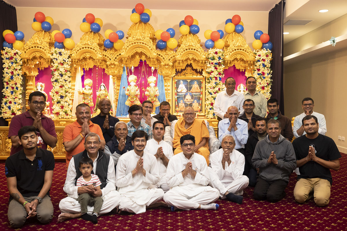 Devotees with Pujya Kothari Swami