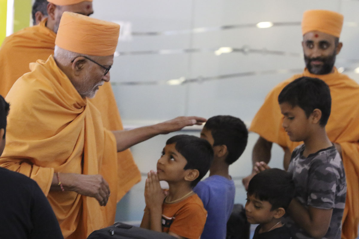 Pujya Bhaktipriya Swami (Pujya Kothari Swami) blesses children