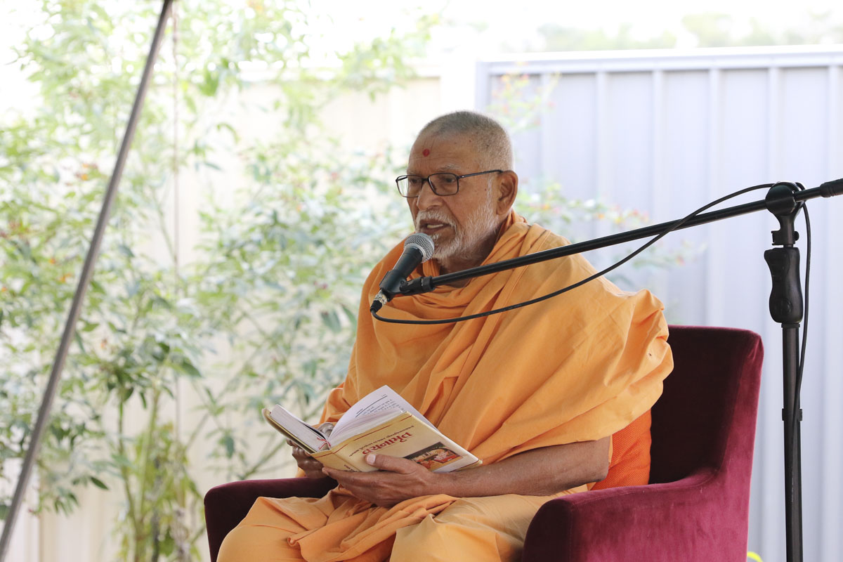 Pujya Kothari Swami delivers a discourse
