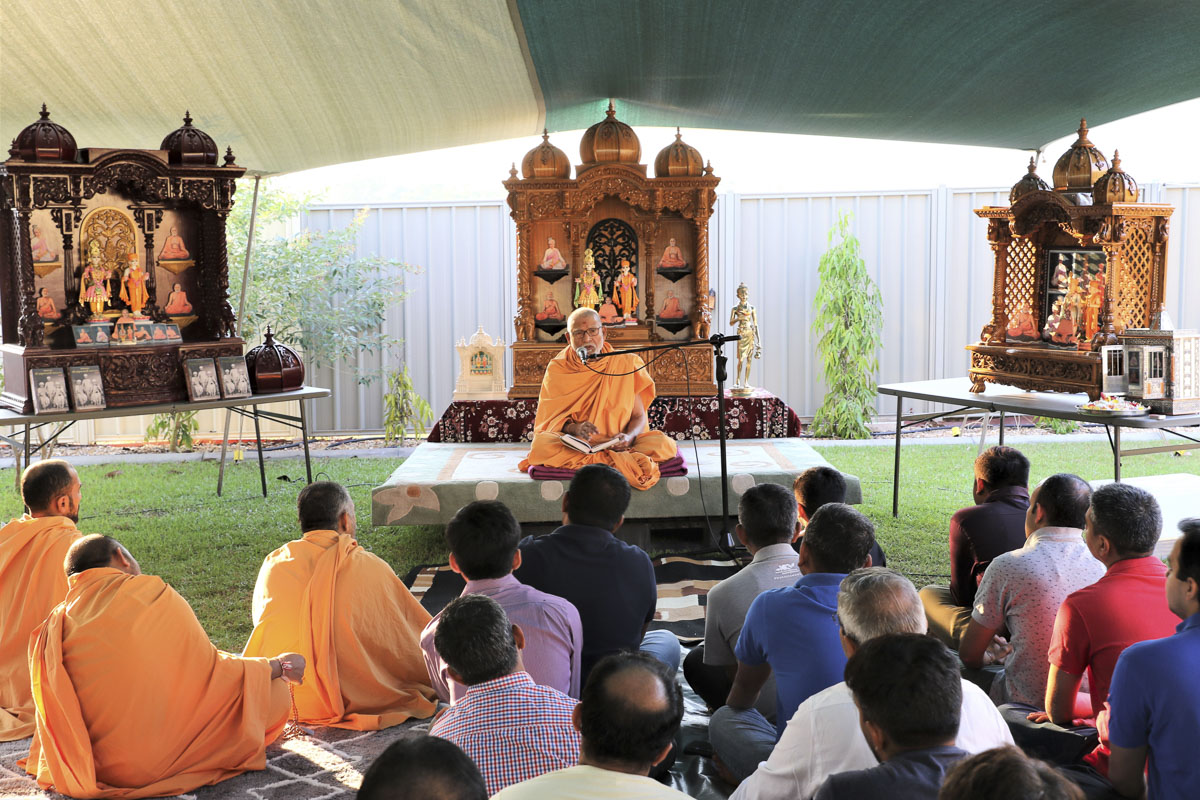 Pujya Kothari Swami delivers a discourse