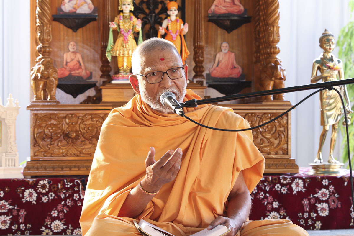 Pujya Kothari Swami delivers a discourse