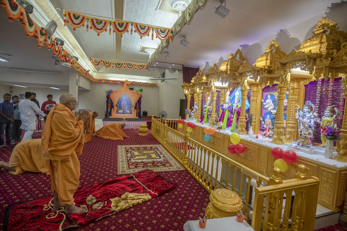 Pujya Kothari Swami arrives at BAPS Shri Swaminarayan Mandir, Christchurch