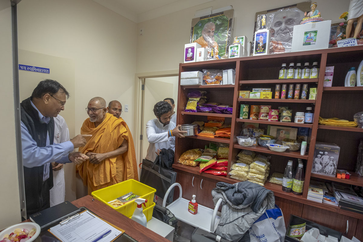 Pujya Kothari Swami visits the mandir campus