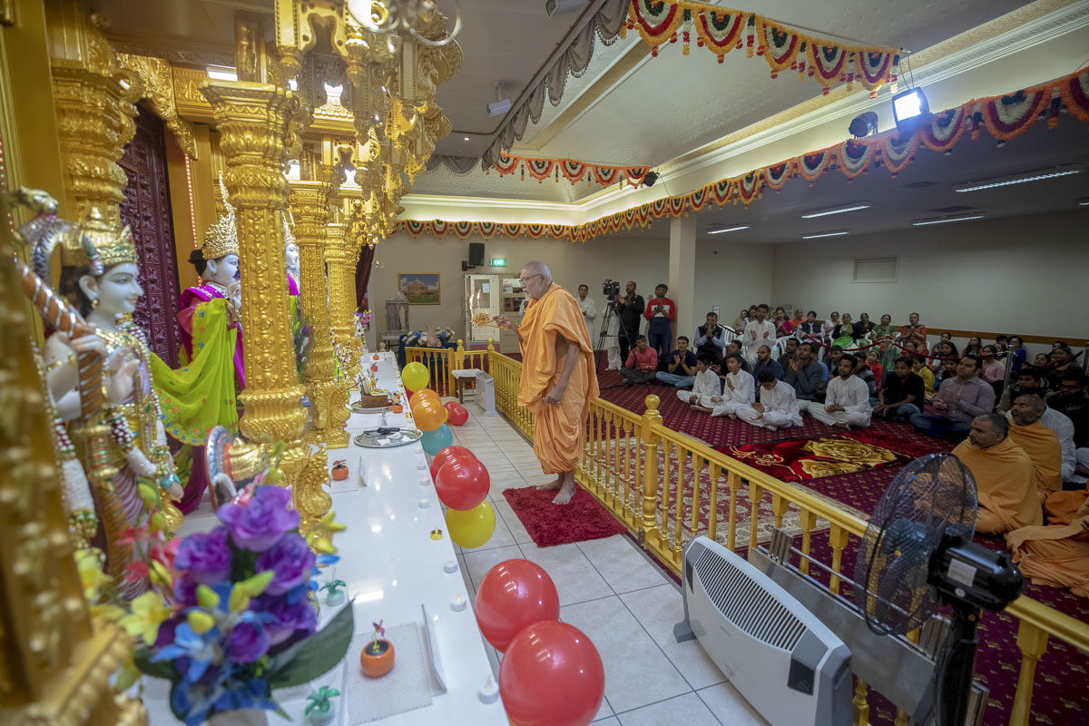 Pujya Kothari Swami performs the arti