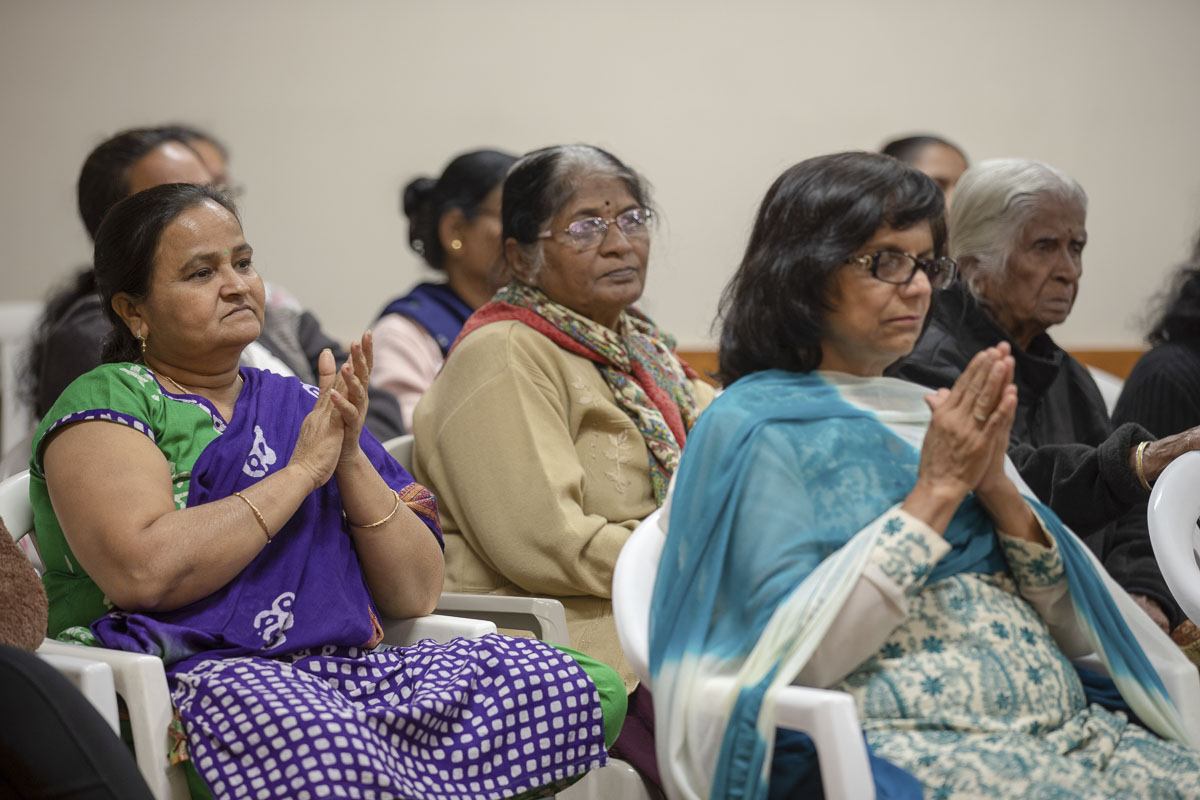 Devotees during the assembly