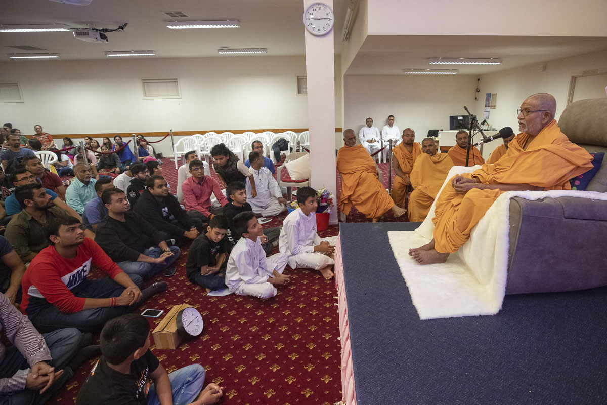 Pujya Kothari Swami delivers a discourse