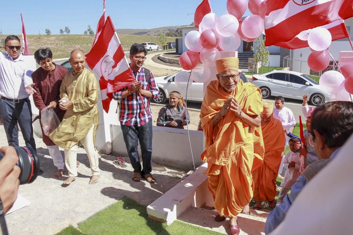 Pujya Bhaktipriya Swami (Pujya Kothari Swami) arrives at BAPS Center, Canberra