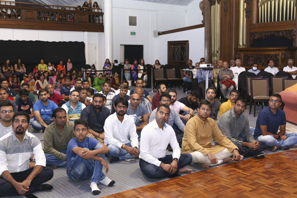 Devotees during the assembly