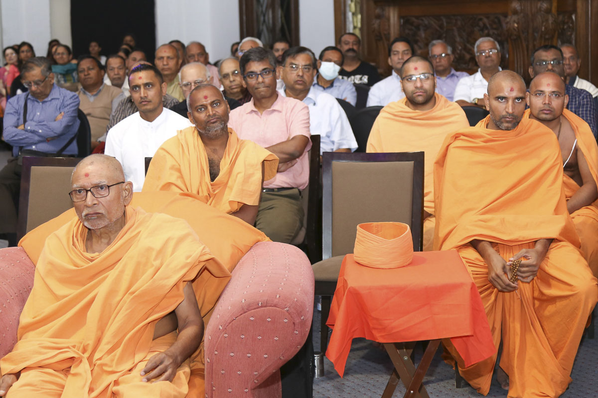 Pujya Kothari Swami, sadhus and devotees during the assembly
