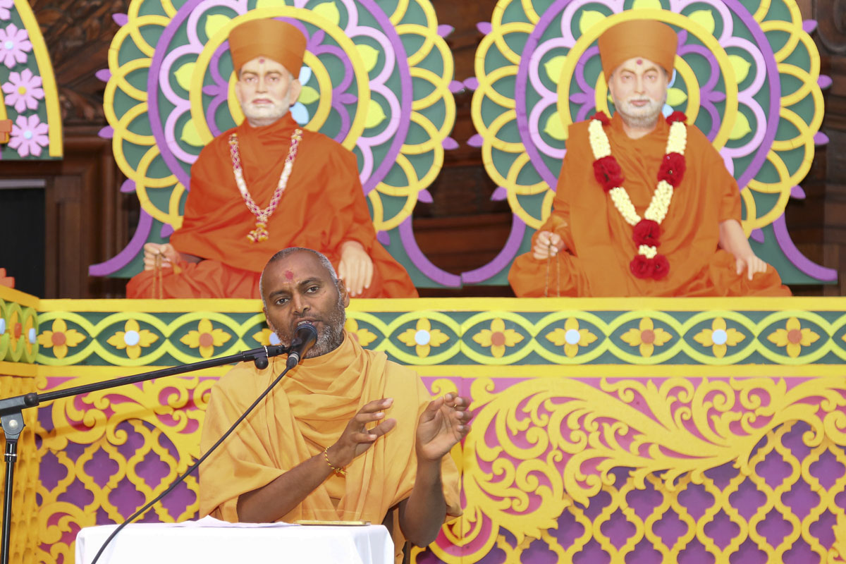 Akhandmangal Swami addresses the assembly
